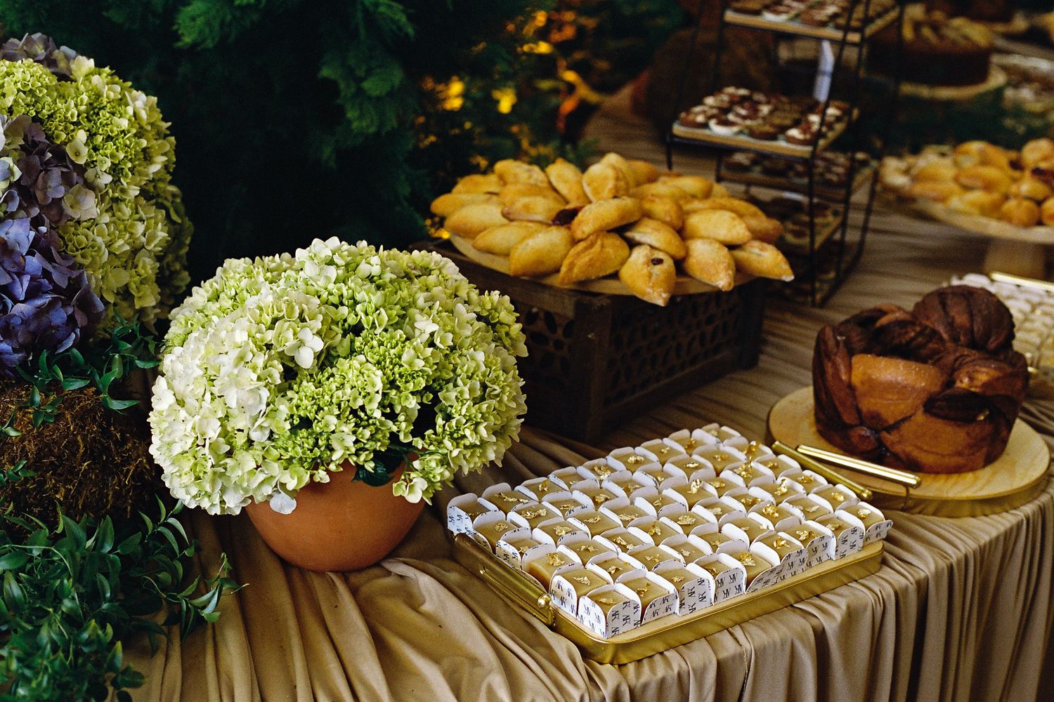Mesa de postres entre hortensias