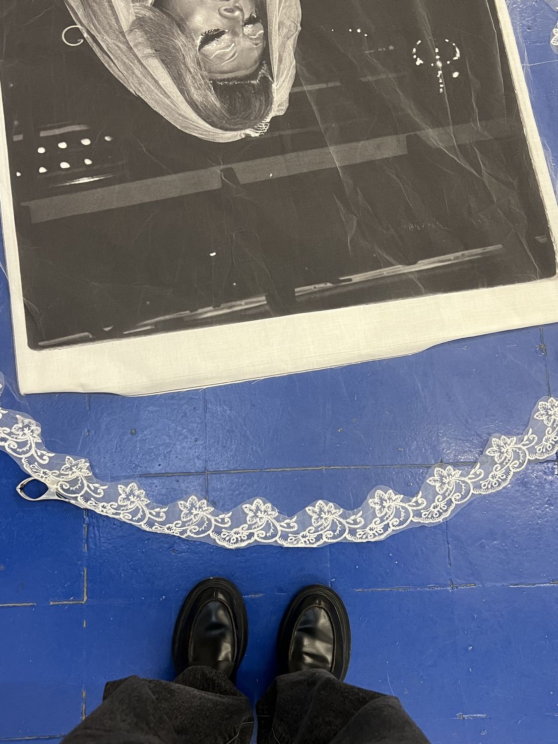 Fotografía impresa sobre el suelo azul de la sala
