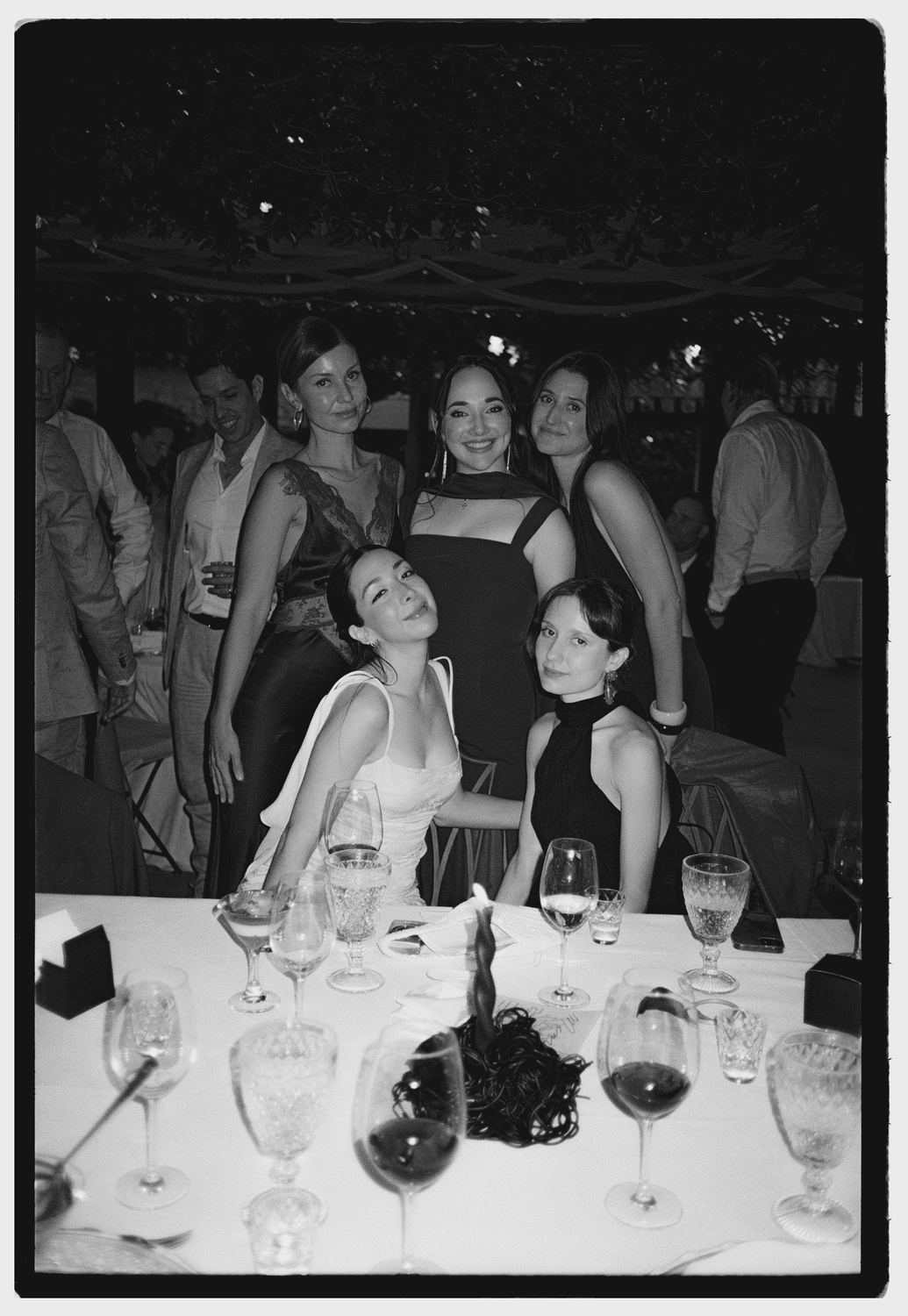 Invitadas alrededor de la mesa, blanco y negro