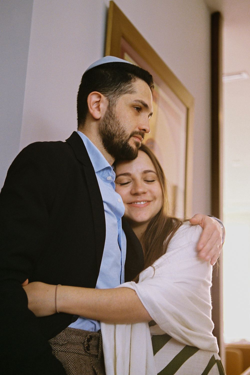 Pareja abrazada durante la celebración