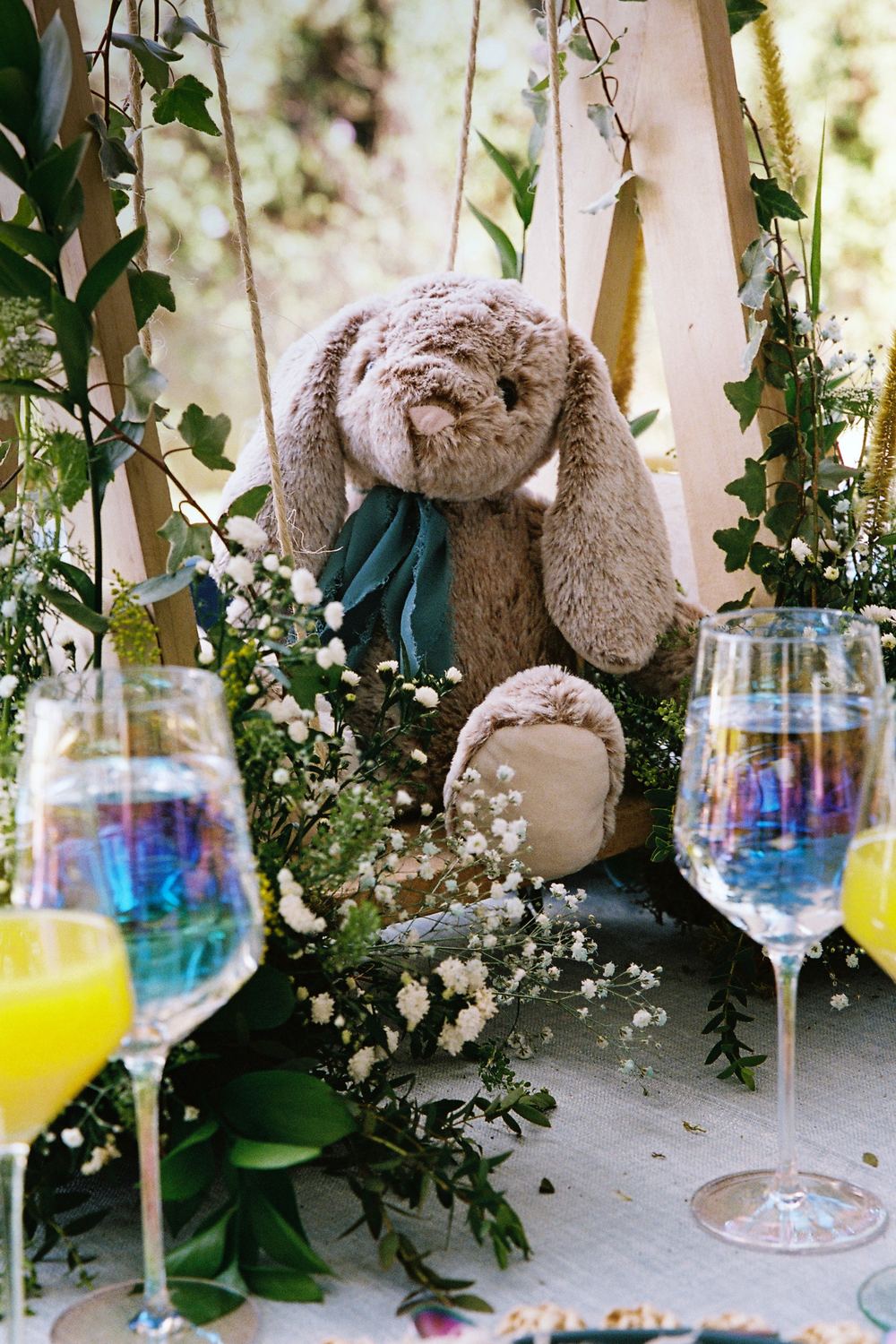 Conejo de peluche entre flores en la mesa