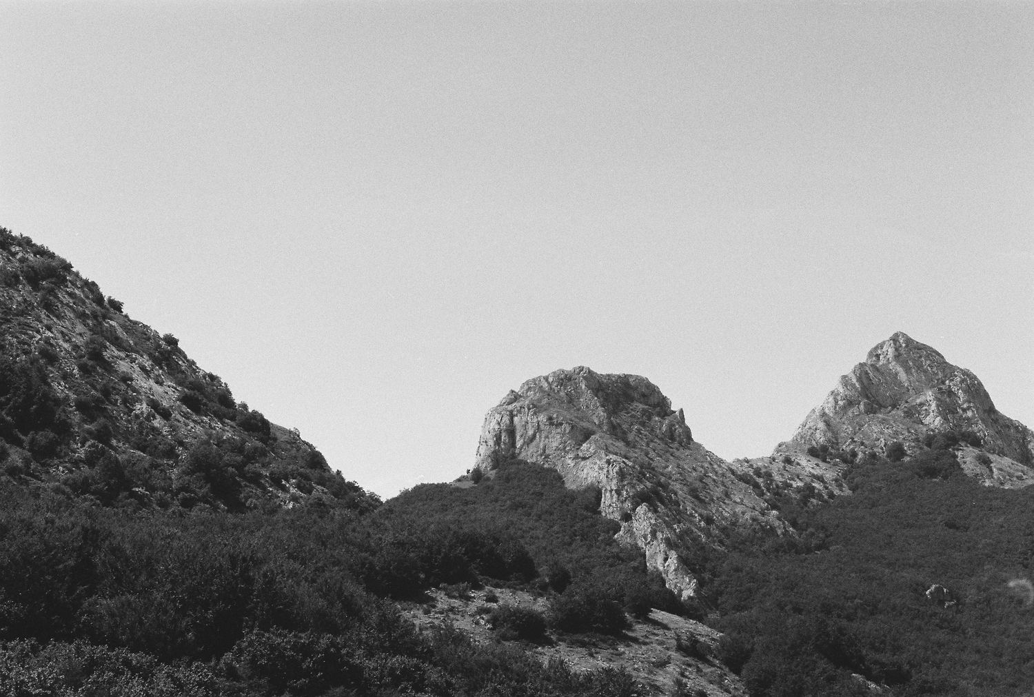 Cresta de montaña bajo un cielo blanco
