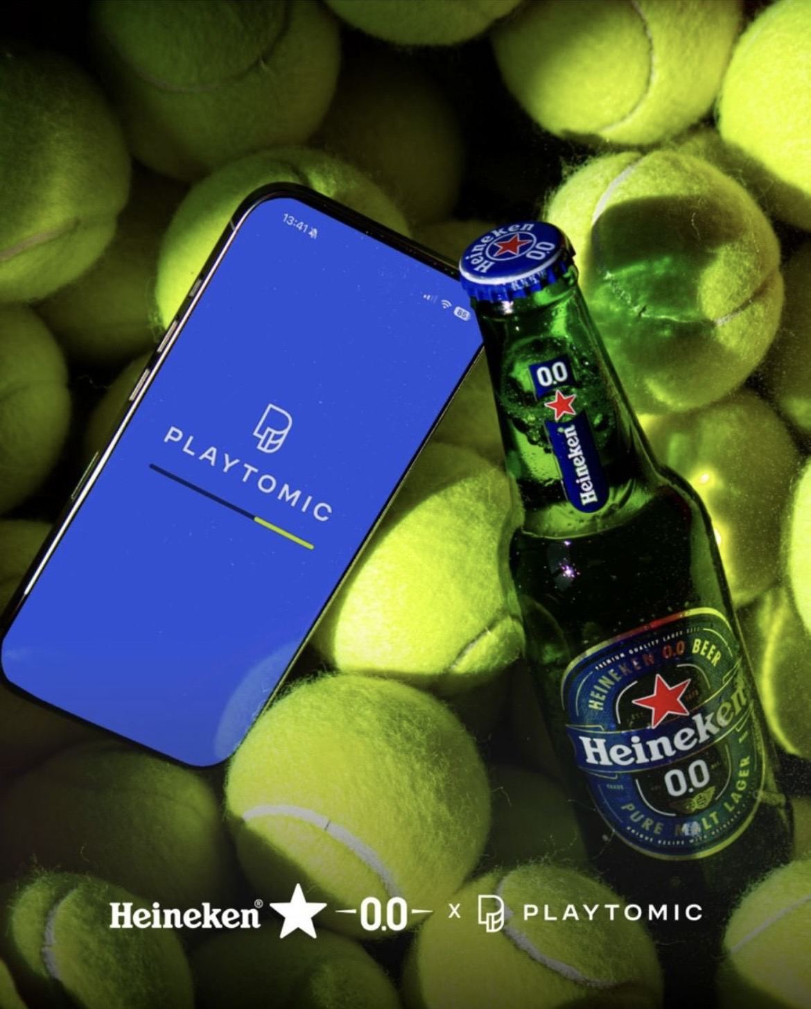 Campaña Heineken 0.0 × Playtomic: botella y móvil sobre pelotas