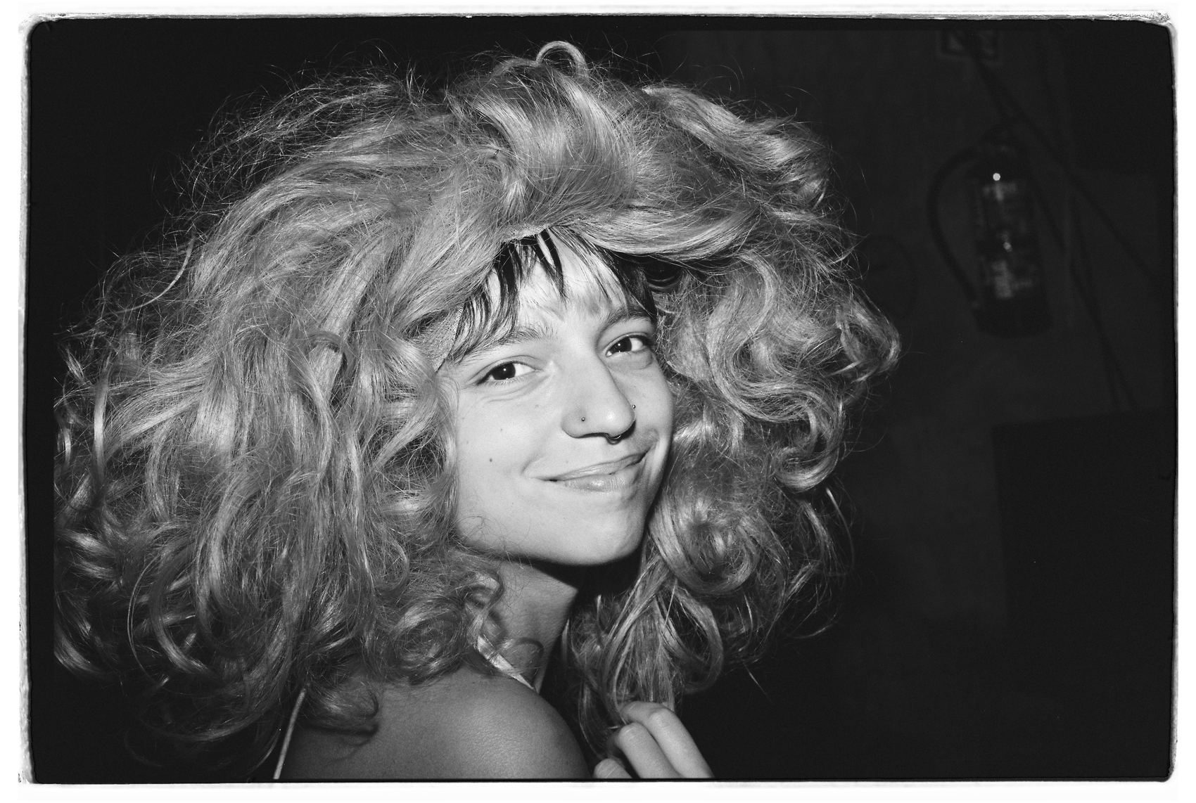 Retrato riendo con peluca rubia