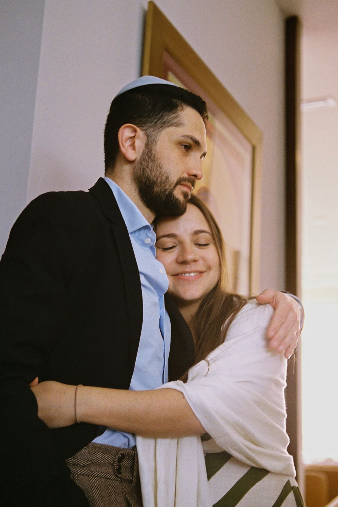 Pareja abrazada durante la celebración