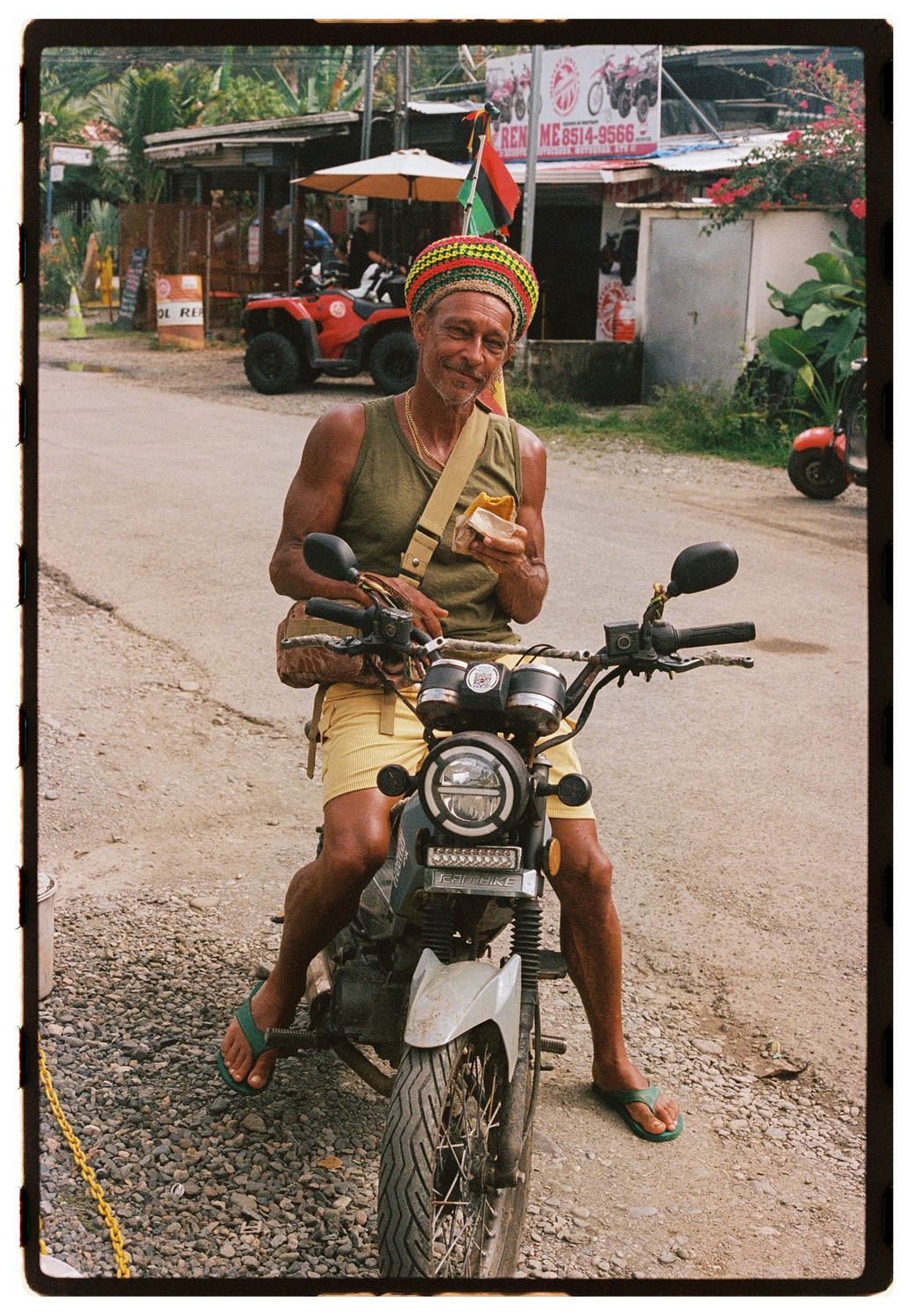 Hombre en moto en una carretera del Caribe
