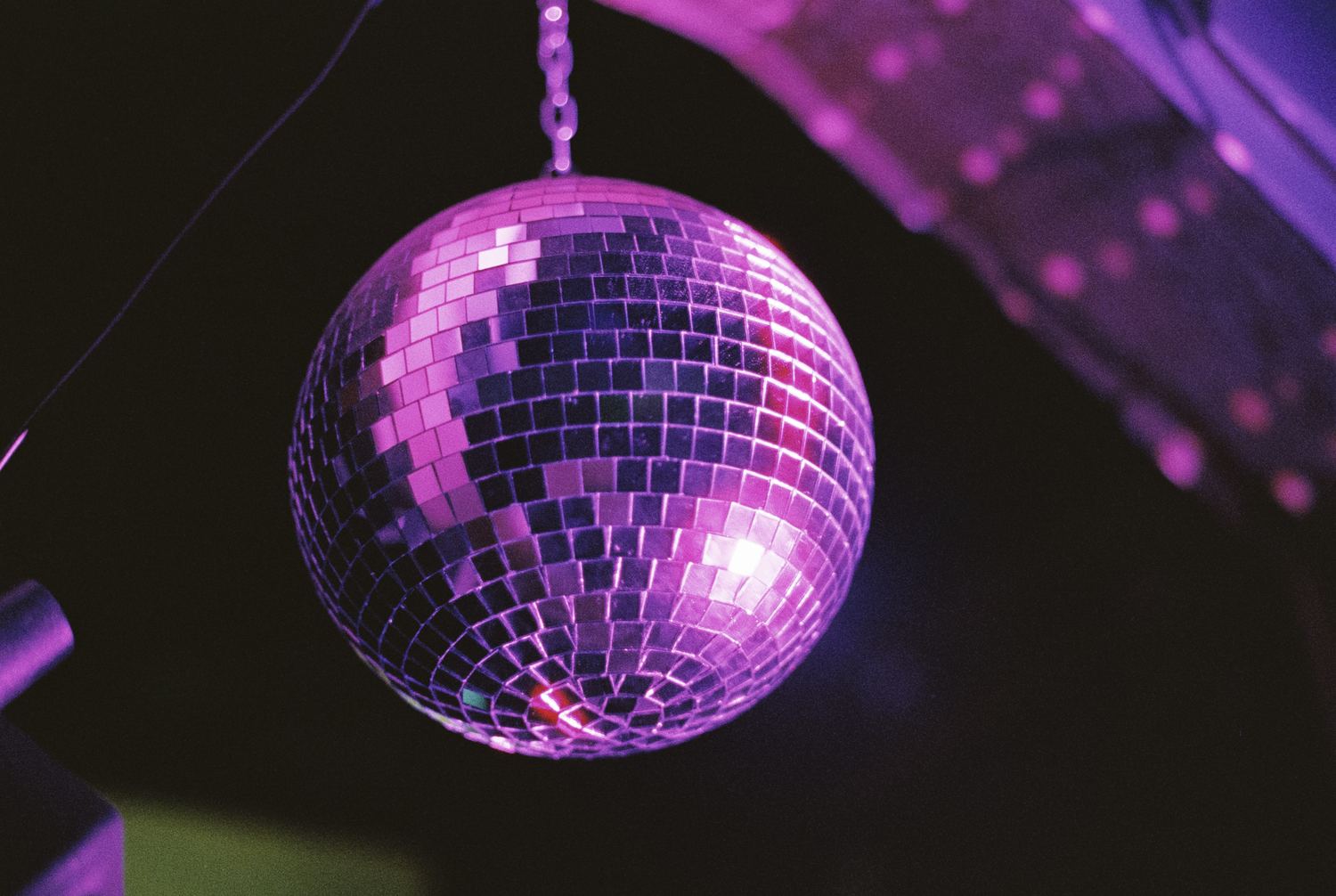Bola de espejos rosa en el techo de un club