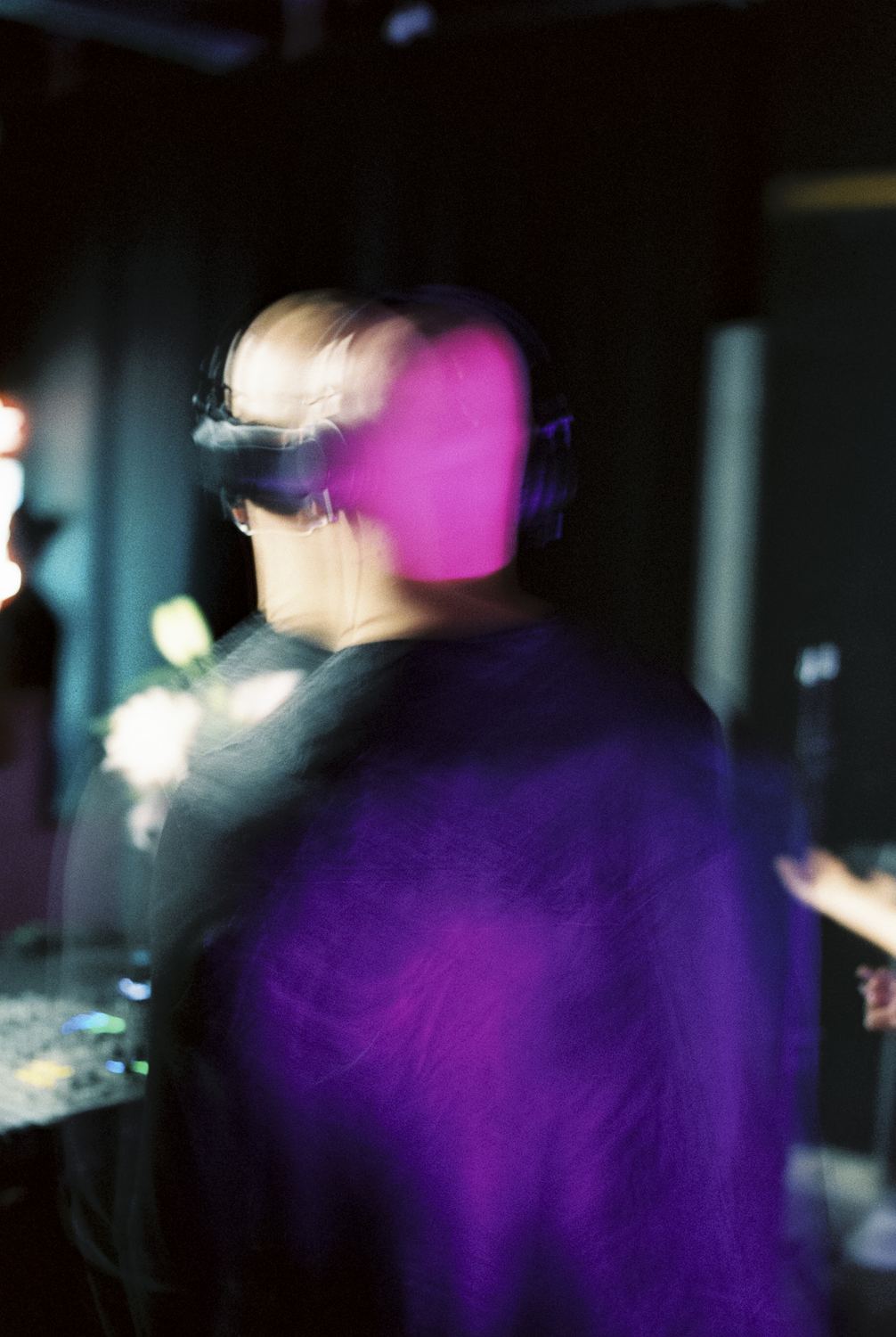 Figura desenfocada bajo una luz magenta