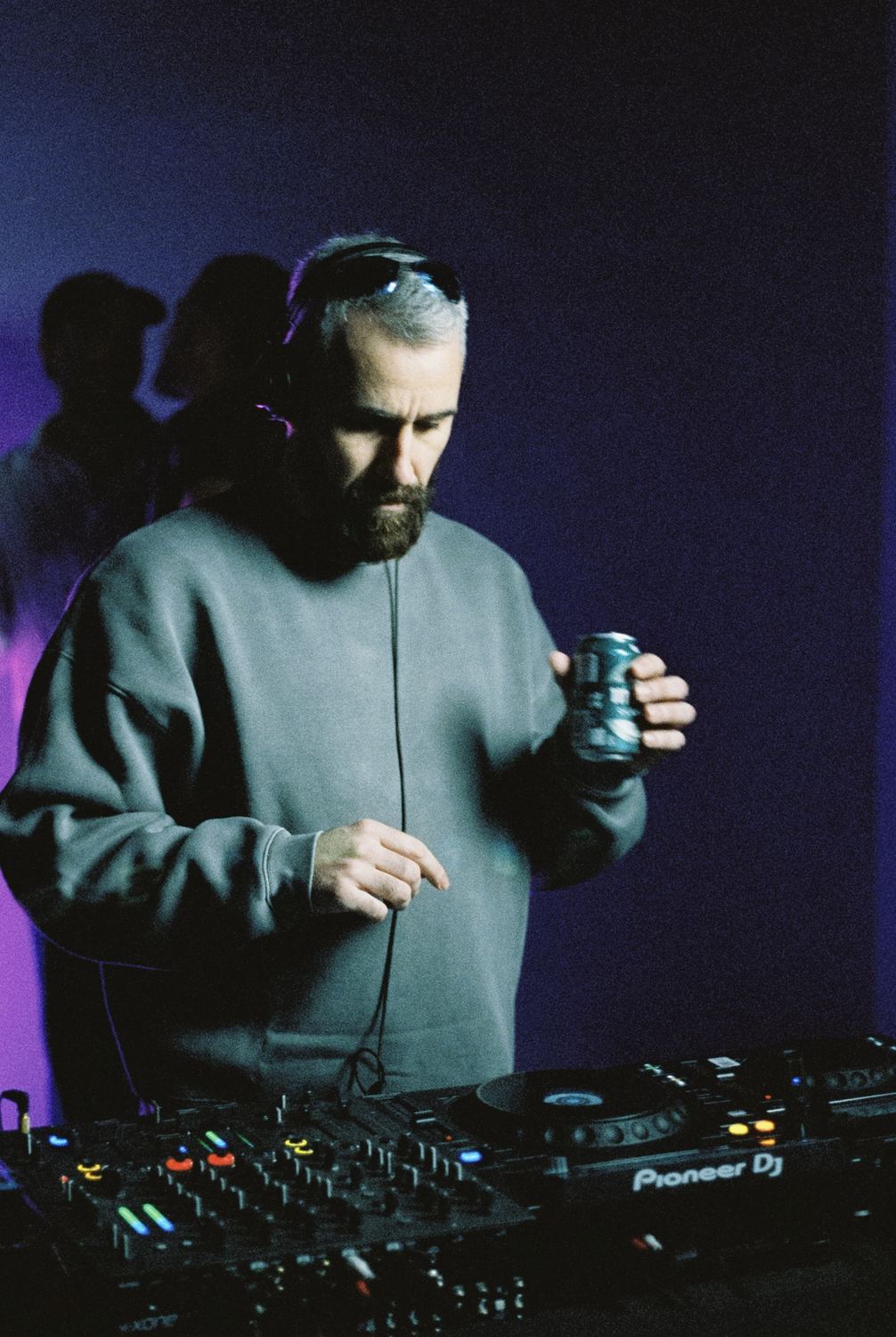 DJ con auriculares tras los platos