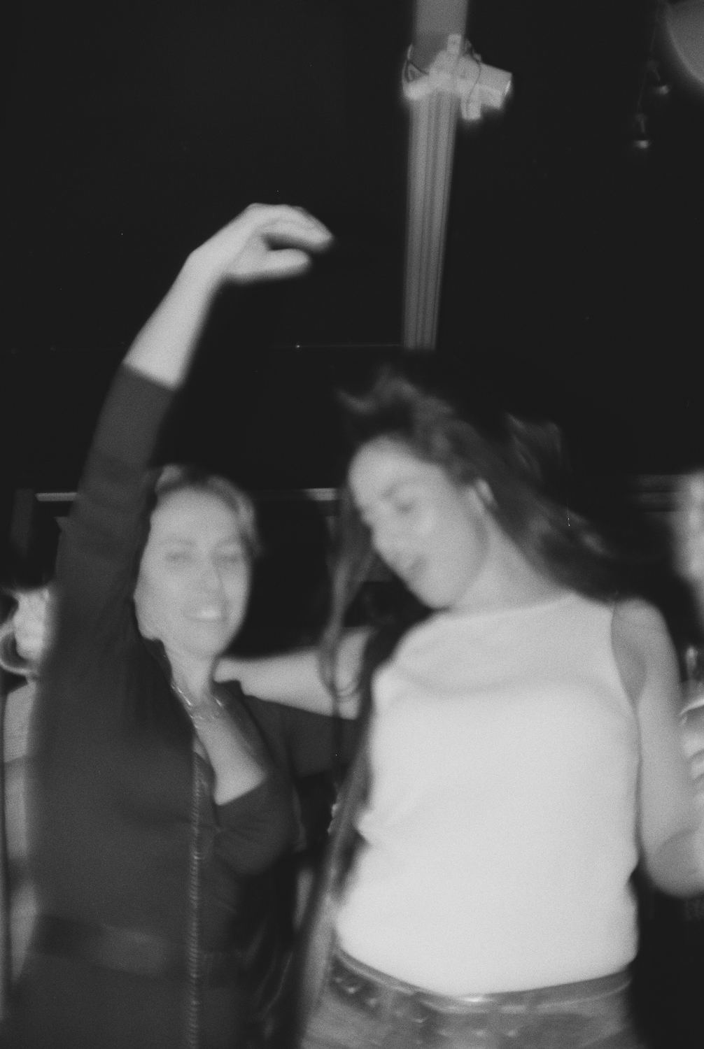 Dos chicas bailando con flash