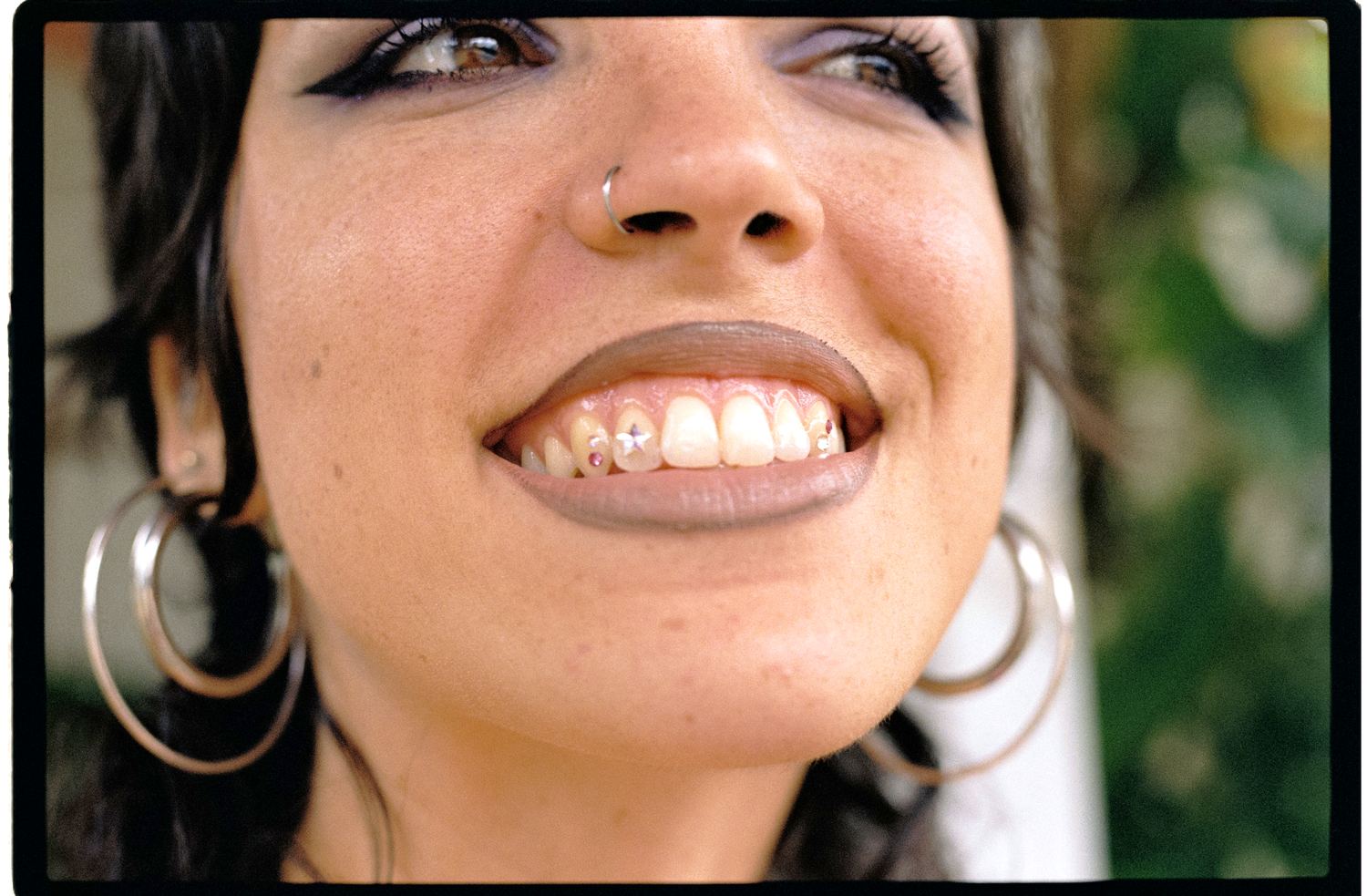 Primer plano de una sonrisa con aros grandes