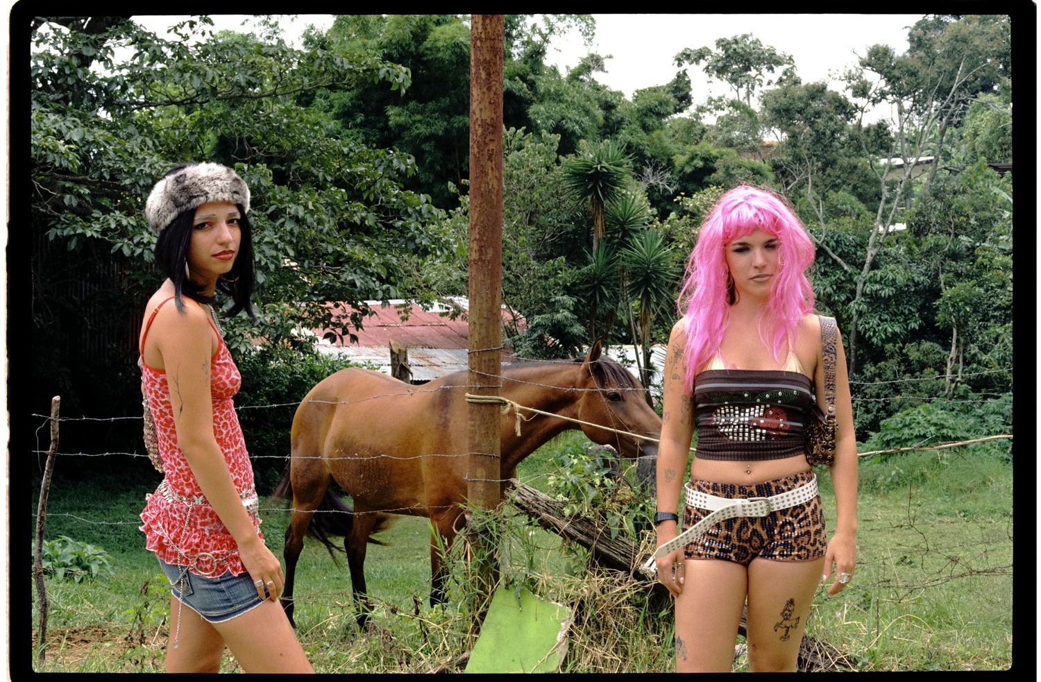 Dos mujeres junto a un caballo
