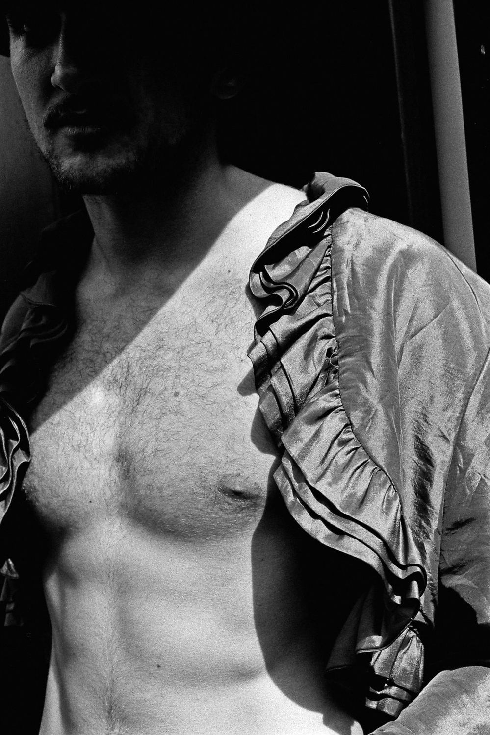 Torso con una manga de volantes sobre el hombro
