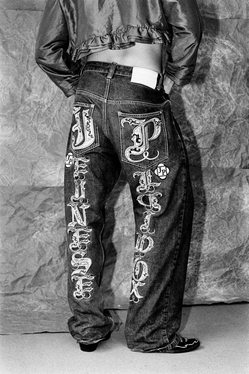 Vaqueros anchos con letras bordadas, de espaldas
