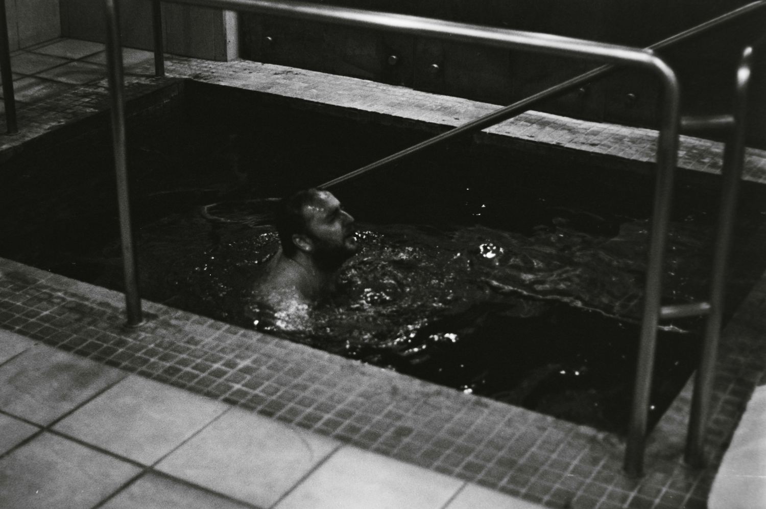 Hombre sumergido en el agua de una mikve
