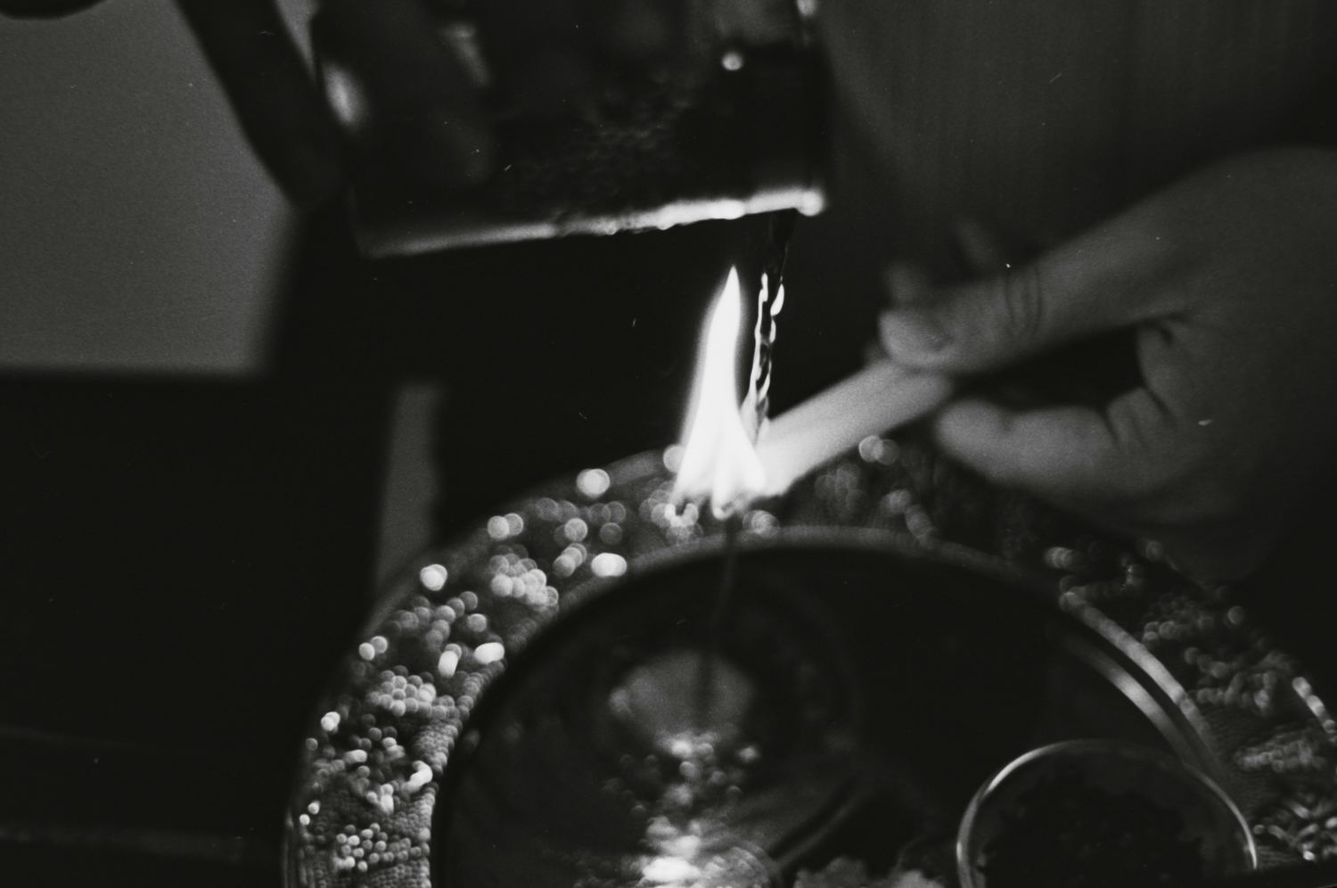 Manos encendiendo una vela