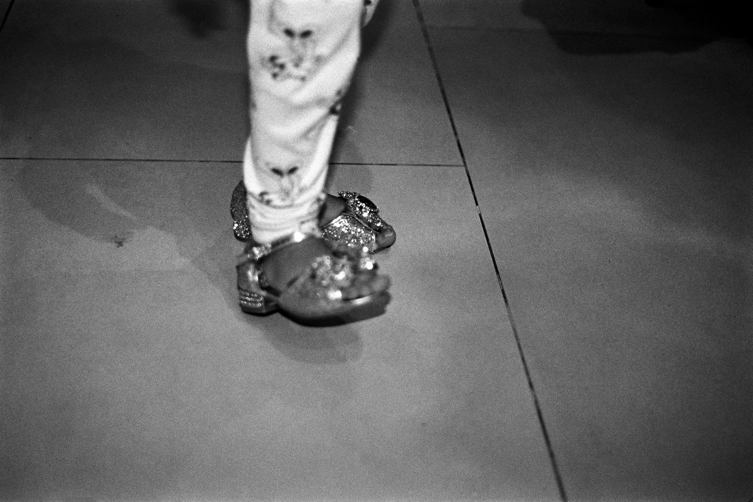 Zapatos en el suelo de una sinagoga