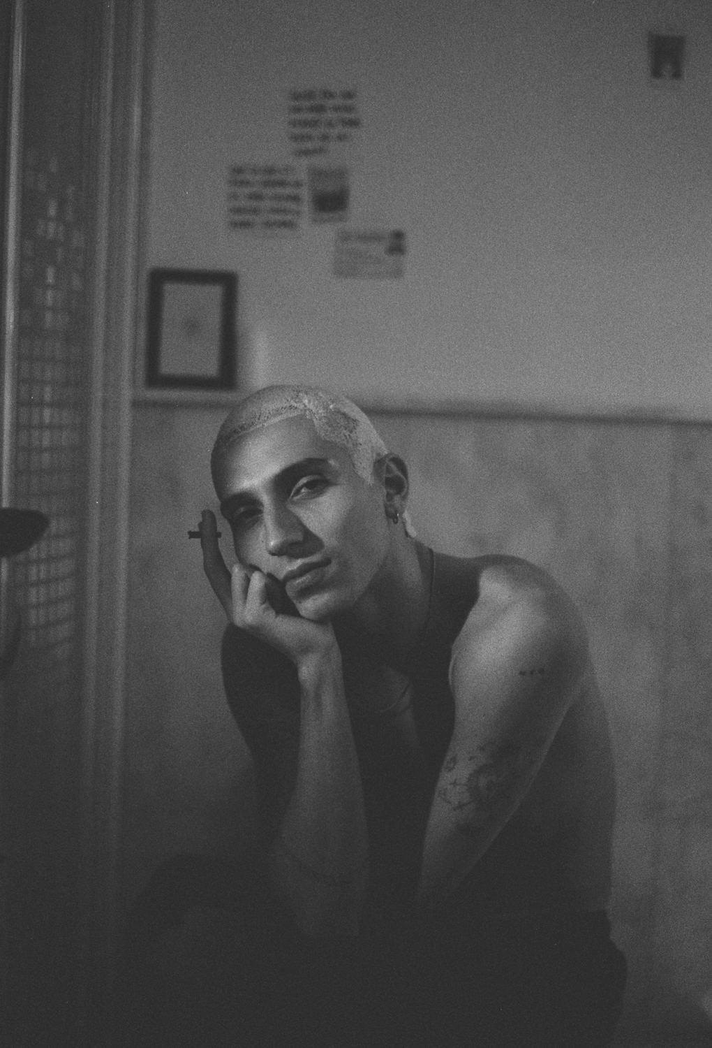 Retrato fumando en la penumbra de un baño