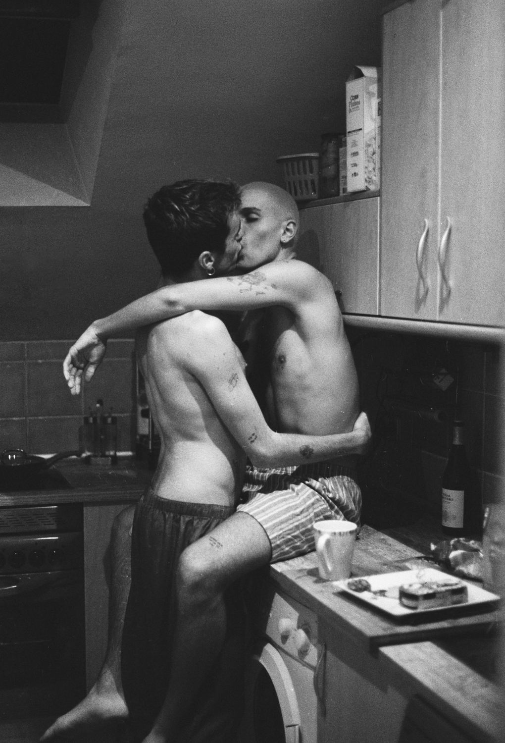 Pareja abrazada en la cocina